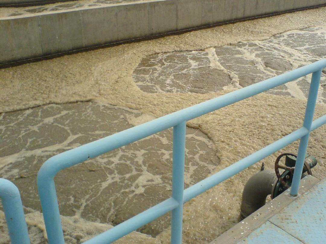 生物曝氣池出現泡沫，使用哪種消泡劑？