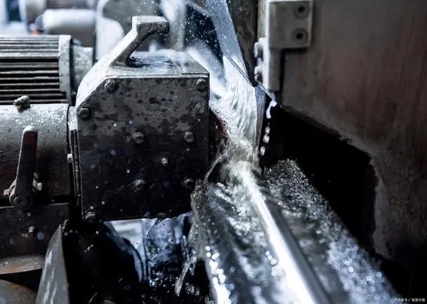 金屬清洗消泡劑：用於金屬表麵清洗產生的泡沫